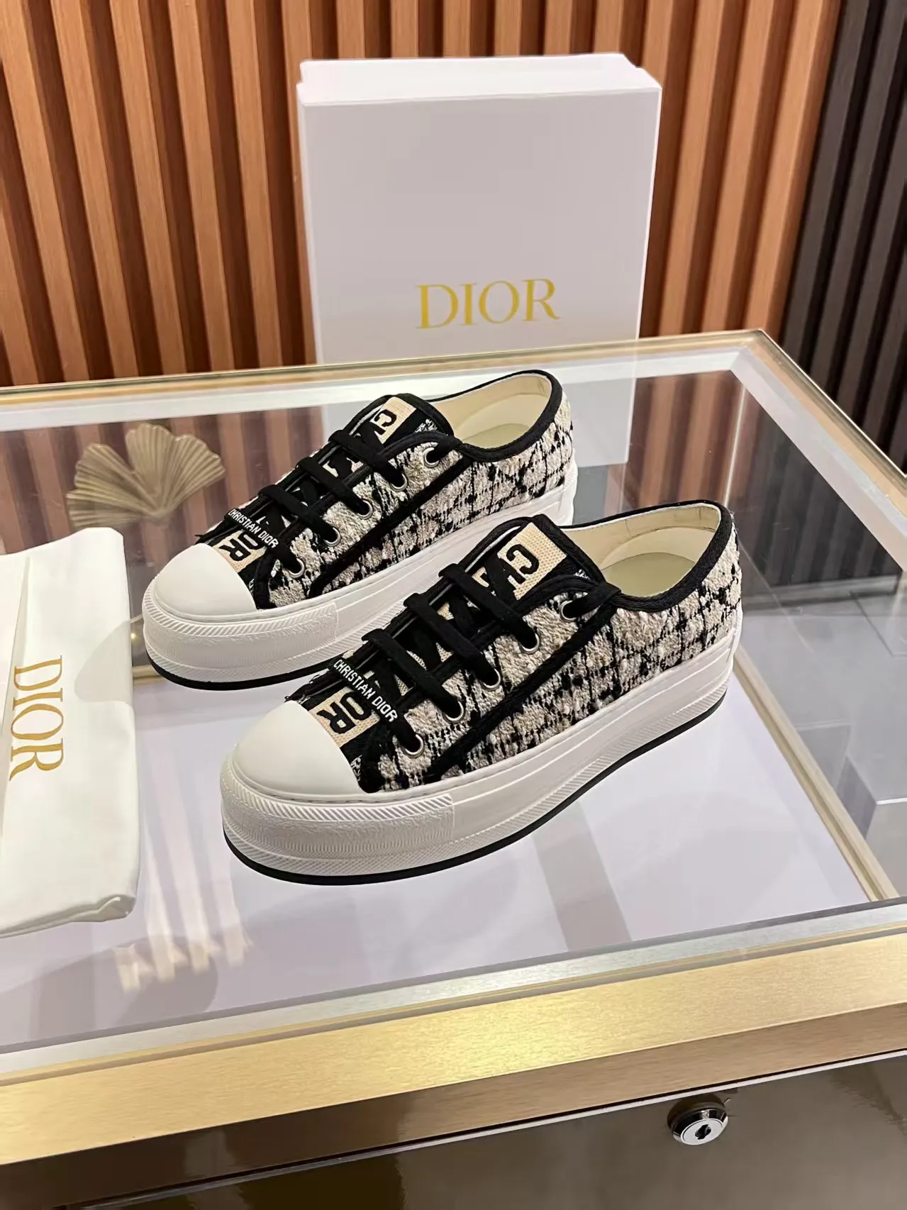 👟👟Ex-factory price 520👟👟 Walk‘n’Dior embroidered mid-top casual shoes are new in 2025. On the fashion stage, Dior embroidered shoes are the well-deserved protagonist. Delicate stitching is used on the upper, every stitch is devoted to the craftsman's efforts, and every thread is woven with artistic poetry. From complex floral patterns to smart geometric textures, embroidery is like the magic that gives shoes life, allowing them to show dynamic beauty even in static conditions.   Wearing Dior embroidered shoes feels like stepping into a dream world full of art. It is not only a pair of shoes, but also a walking piece of art that perfectly integrates fashion and culture. Whether you are strolling on the bustling city streets or attending important social occasions, Dior embroidered shoes can add unique charm to your style and become the focus of everyone's attention.   Choosing Dior embroidered shoes means choosing a persistent pursuit of quality and a unique understanding of fashion. Let it accompany you through every wonderful moment and leave your own fashion mark.  Material: Sheepskin lining, feet, silk cowhide, size 35-41, heel height 5cm